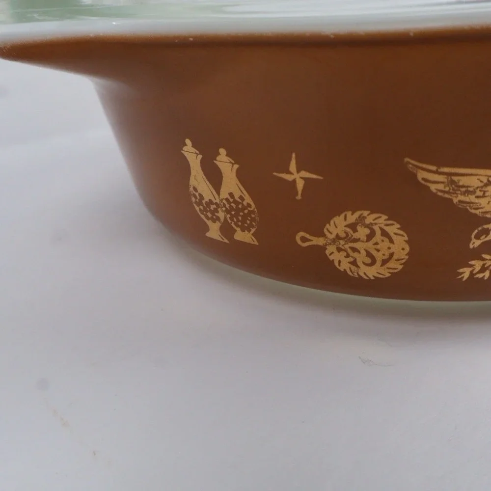 VTG PYREX EARLY AMERICAN Casserole Dish w/LID Brown & Gold Made in USA